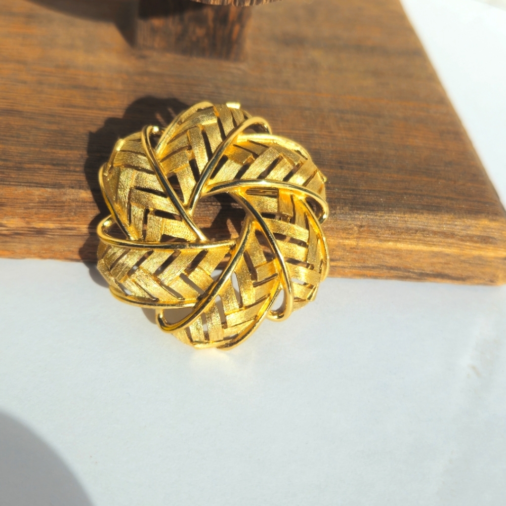 Beautiful Trifari gold tone brooch